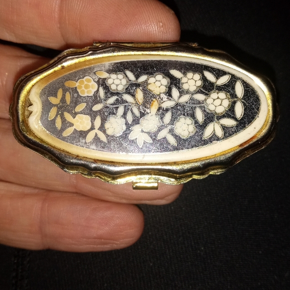 Vintage Ladies Cigarette Holder Pocket Ashtray Old Jewelry Metal Tin - Picture 3 of 9